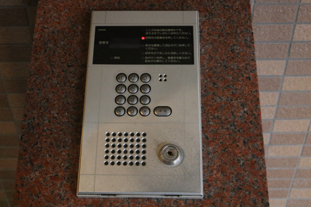 インターホンの前に立ち4⃣0⃣8⃣のボタンを押した後、右下の呼出ボタンを押してください。ドアが開きますのでエレベーターで4階へお上がりください