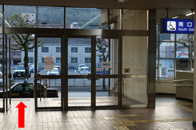 新下関駅南口の改札口を出られて、タクシーが停車している場所まで進みます（右側のスロープもご利用できます）