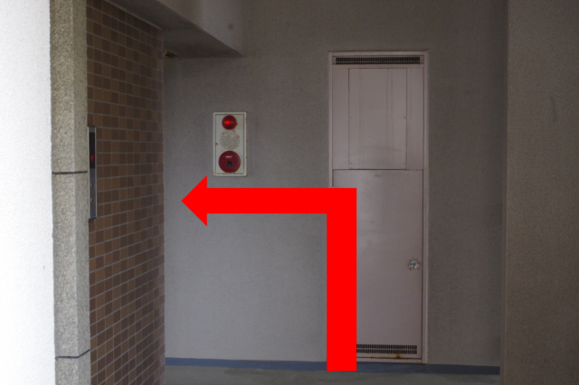 エレベーターを出られましたら、左へ進んでいただき、突き当りを左へお進みください